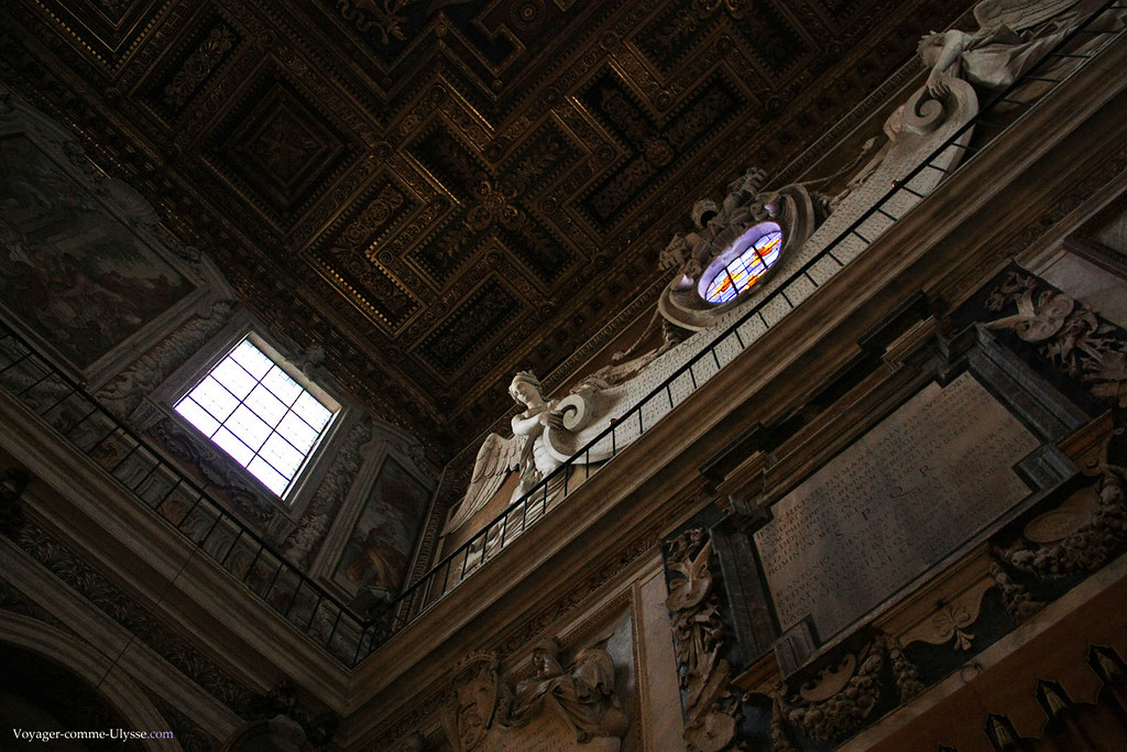 L'église est illuminée par une lumière naturelle, mettant en valeur les trésors artistiques de ses murs et de l'inscription à la gloire du pape Urbain VIII